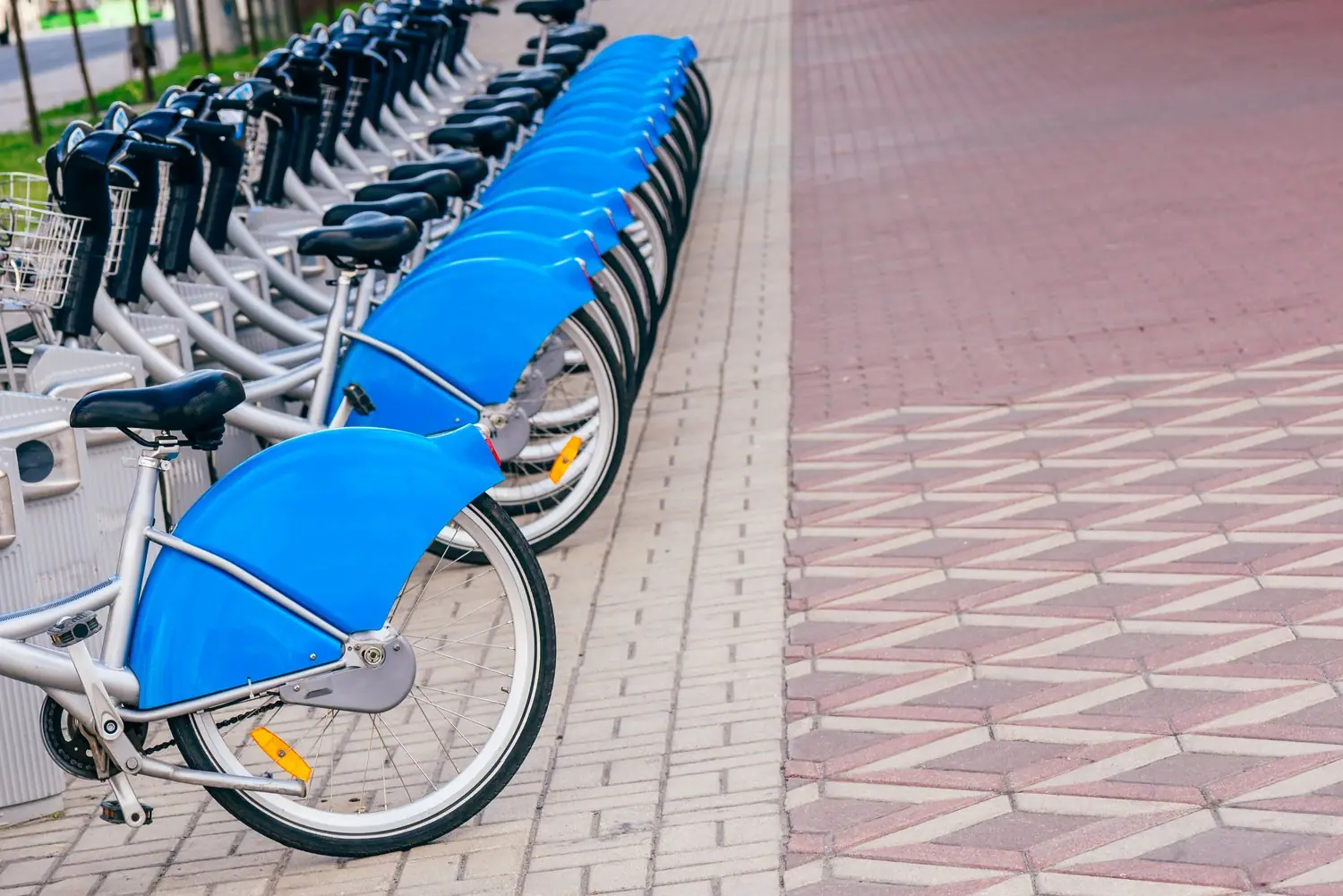 Aktualności z parkingów rowerowych - nowe stojaki i zabezpieczenia