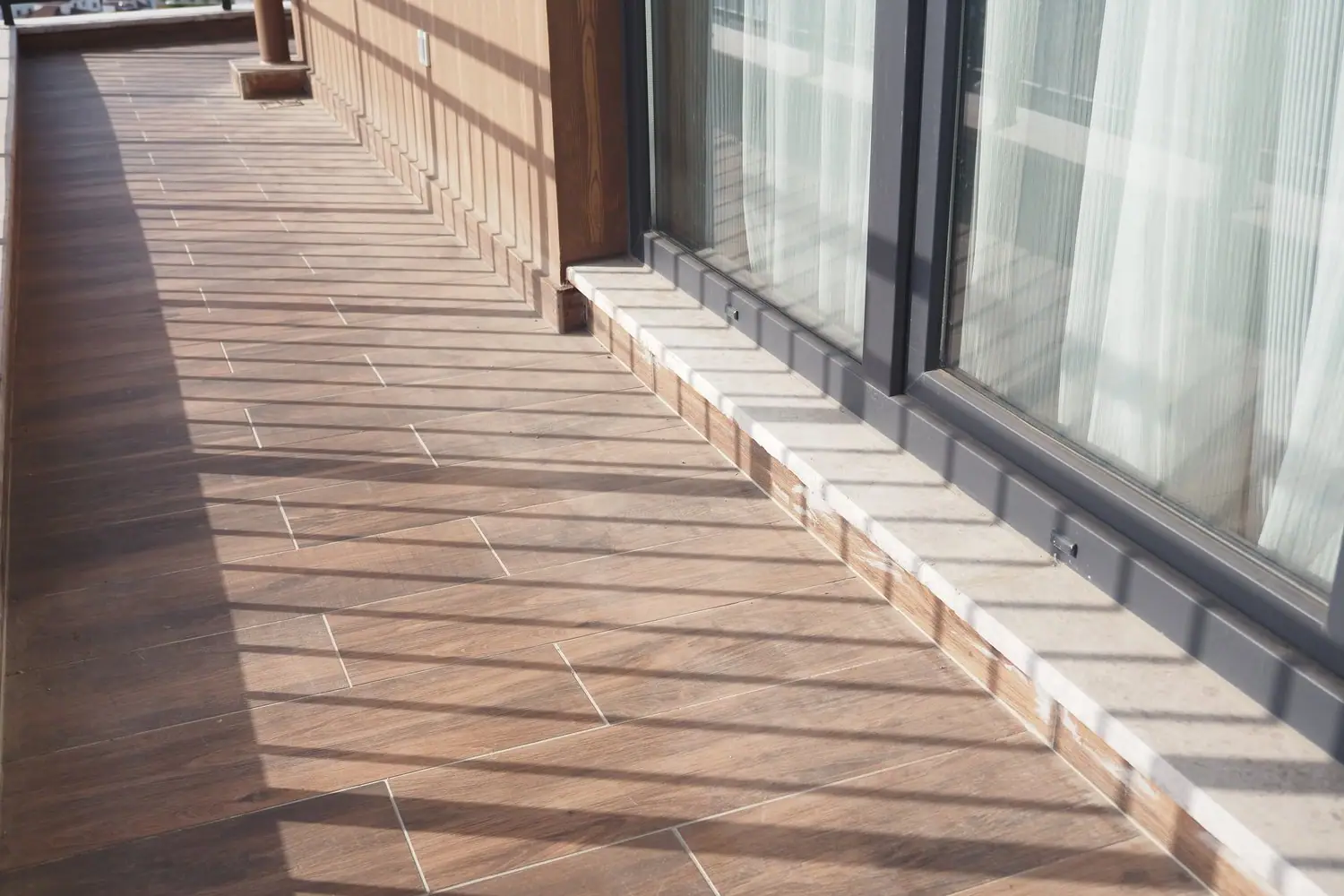 Montaż płytek na balkon - jakie materiały wybrać i jak je ułożyć?