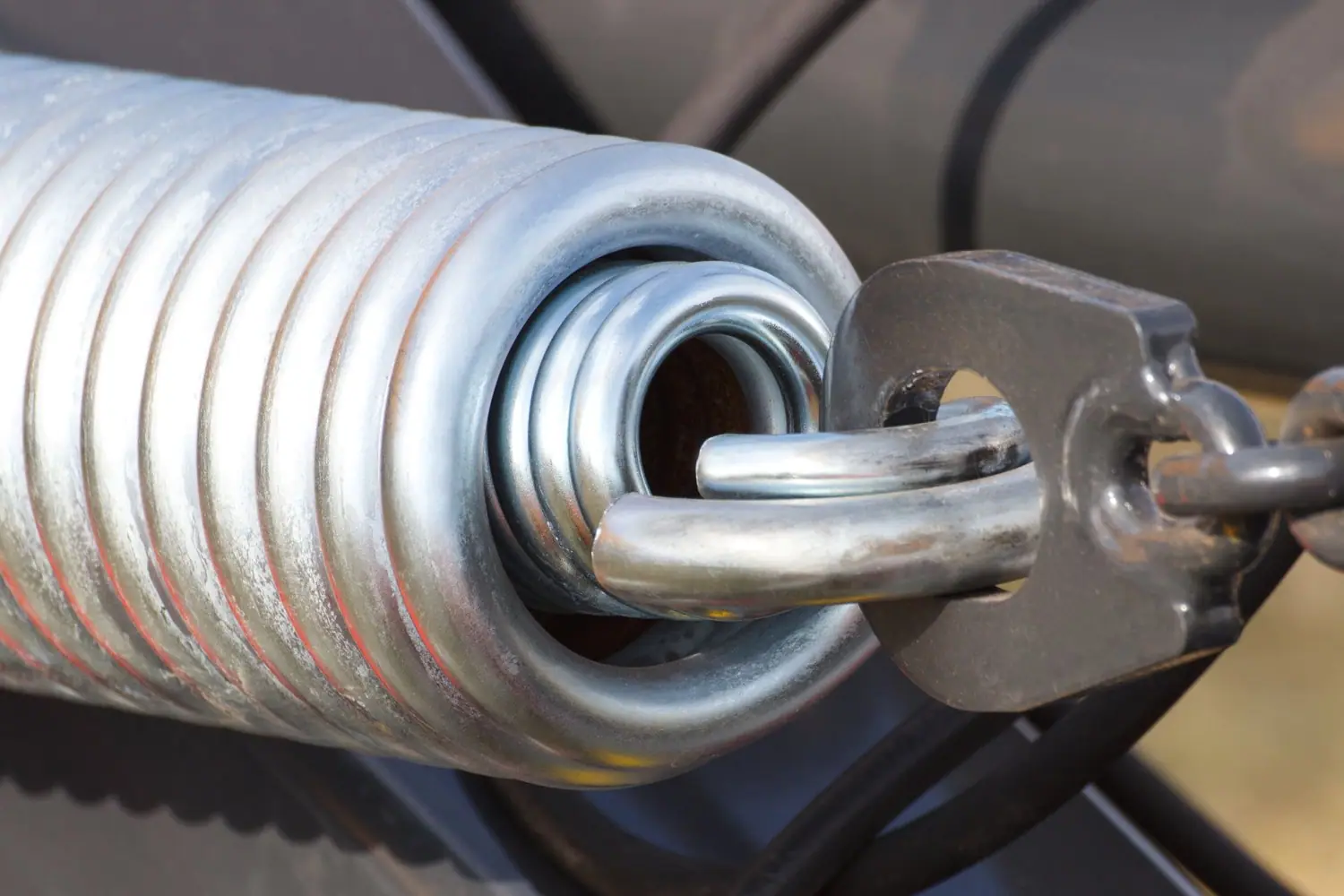 Wymiana sprężyny w mechanizmie bramy segmentowej